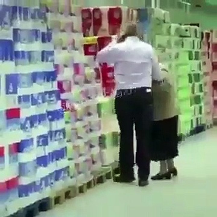 Poussée par un homme, cette grand-mère ne se laisse pas faire