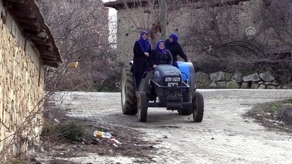 Köylü kadınlar tarlada hazırlandıkları tiyatrodan kopamadı