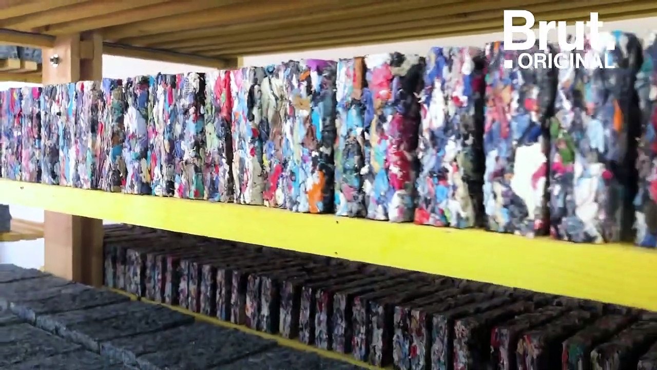 Elle transforme des vêtements usagés en briques écologiques