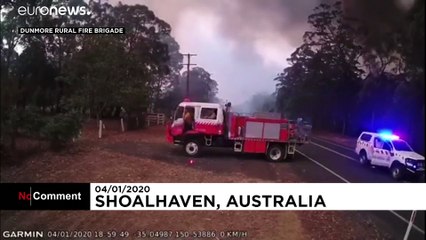 Download Video: Australian firefighters run to avoid bushfire