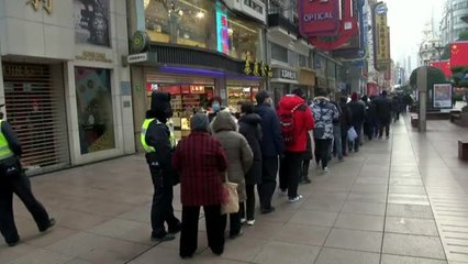 Télécharger la video: Largas colas en China para comprar mascarillas