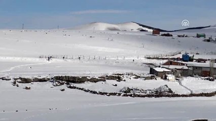 Kayak merkezine gidemeyen köylü çocuklar, dağ yamacını piste çevirdi