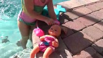 Sophia Nadando na Piscina com sua Boneca Natação