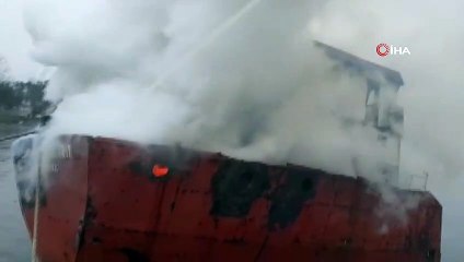 Kuru yük gemisi alev alev yandı