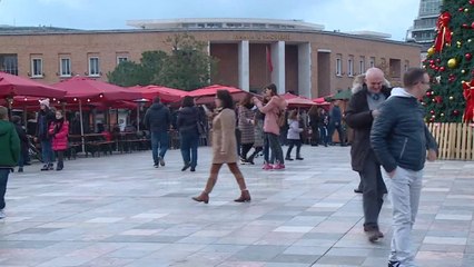 Gratë shqiptare fitojnë më pak se burrat