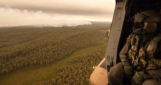 Avustralya'da yangın söndürmeye giden helikopterin ışıkları başka bir yangına sebep oldu