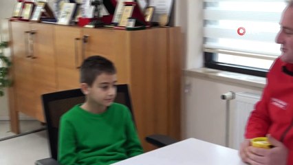 Kendi küçük yüreği büyük...İlkokul öğrencisi Hasan kumbarasını depremzedeler için bağışladı