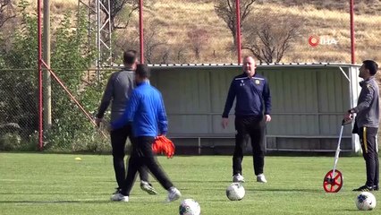 Descargar video: Arşiv -Beşiktaş, Teknik Direktör Sergen Yalçın ile 1.5 yıllık sözleşme imzaladığını Türkiye Futbol Federasyonu'na bildirdi.