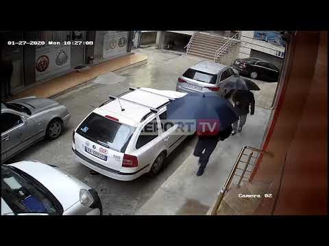 Fier- Kamera 'fikson' grabitësit! Momenti kur ngjiten përmes shkallëve të pallatit me çadra shiut!