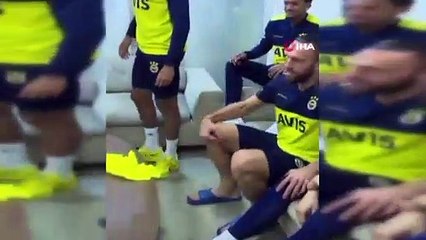 Depremzede Emir'e Fenerbahçeli futbolcular moral verdi