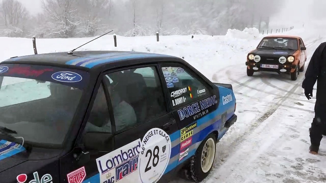 Pontarlier : sous la neige, les équipages du Rallye Neige et Glace font une halte au Larmont