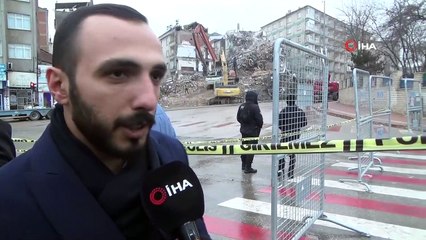 Depremde ağır hasar gören binalar kontrollü olarak yıkılmaya devam ediyor