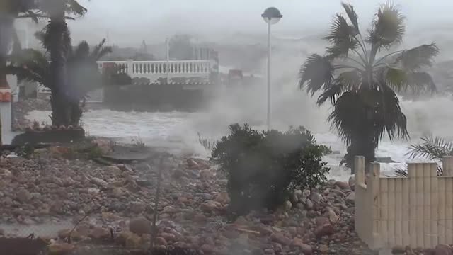 Iglesias y Puig visitan las zonas afectadas por Gloria en la costa valenciana