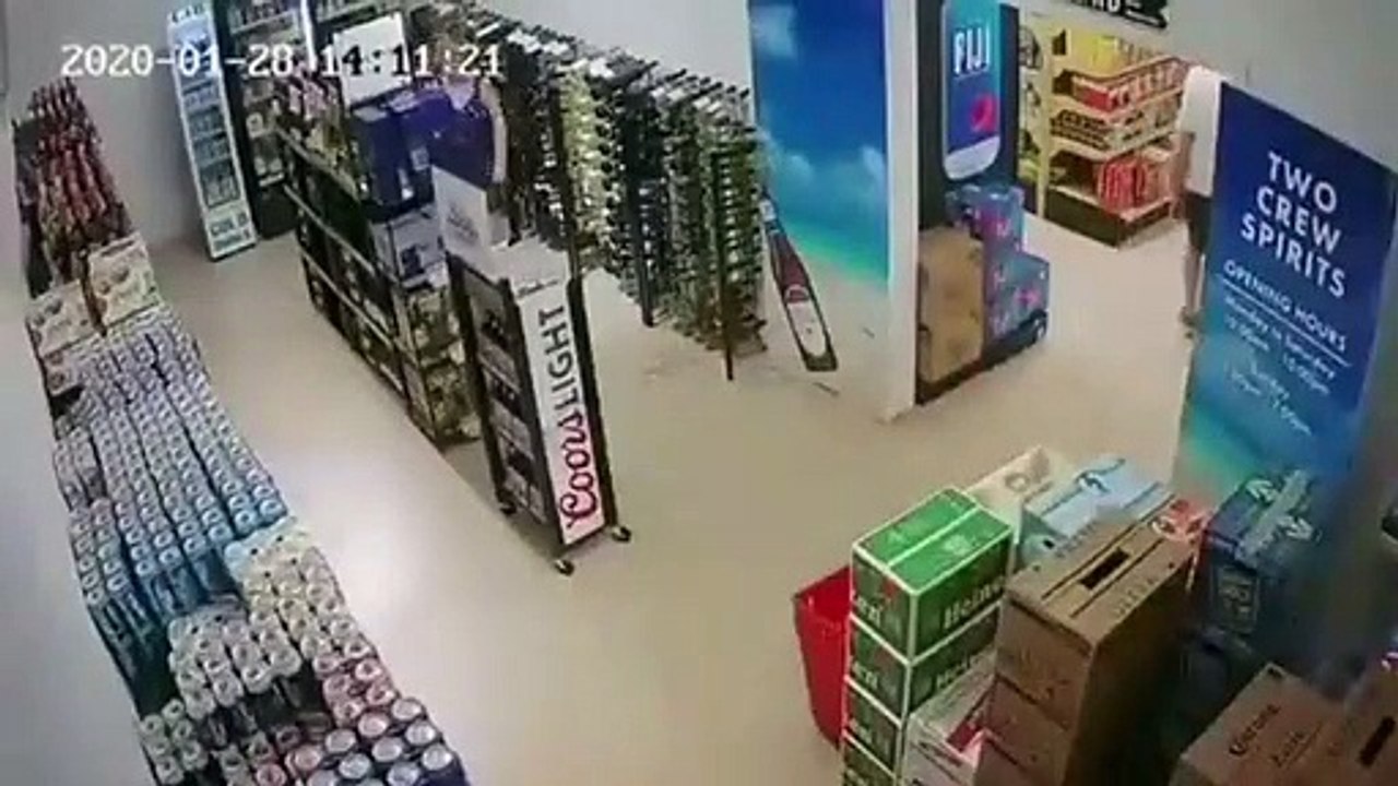 Voulant se rendre utile, un homme a failli se blesser dans une boutique lors du tremblement de terre à Miami le 28 janvier.