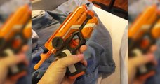 Dans la salle d'accouchement, elle utilise un pistolet à nerf pour garder son mari éveillé
