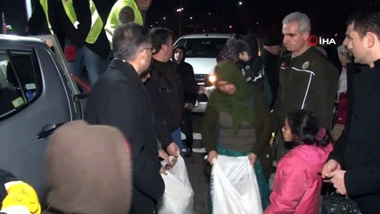 Çadırlarda kalan depremzedelere 50 ton odun dağıtıldı