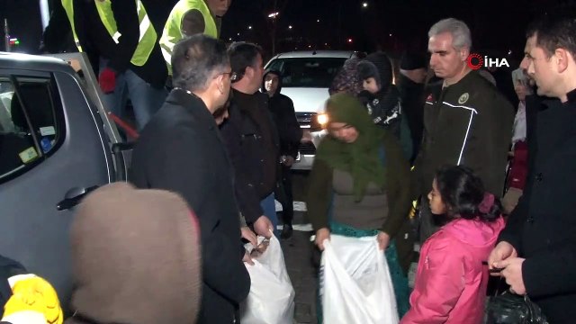 Çadırlarda kalan depremzedelere 50 ton odun dağıtıldı