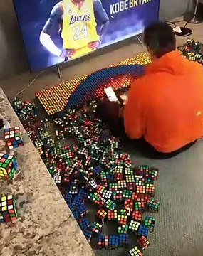 Il réalise le portrait de Kobe Bryant en Rubik's Cube !
