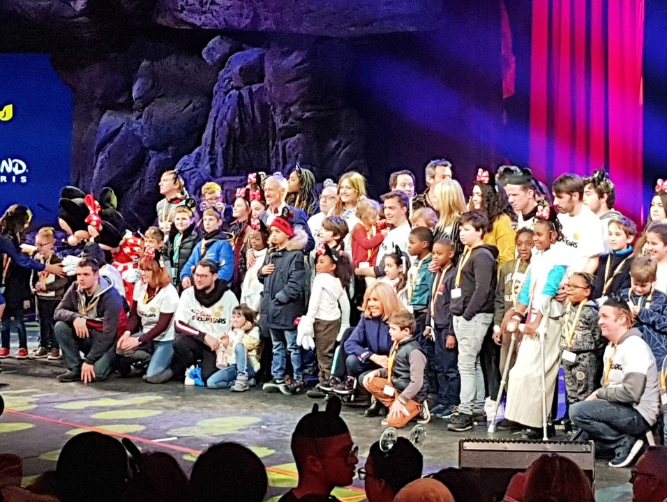 Kendji Girac et Vianney ont clôturé la folle journée des enfants de l'Inje de Metz à Disneyland Paris