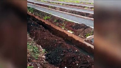 Morador reclama de cano de esgoto aberto