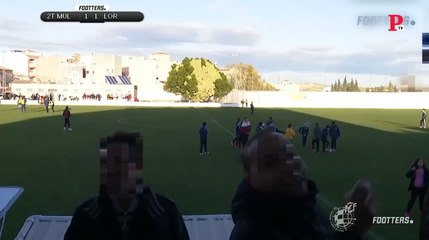 Una operadora de cámara, acosada y vejada mientras graba un partido de fútbol