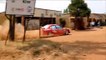 Voitures de rallye dans un village en Afrique : pleine vitesse !