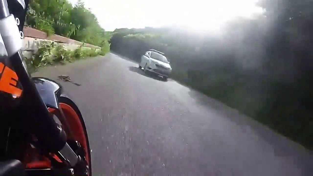 Un motard se fait frôler par une voiture à contre-sens... chanceux