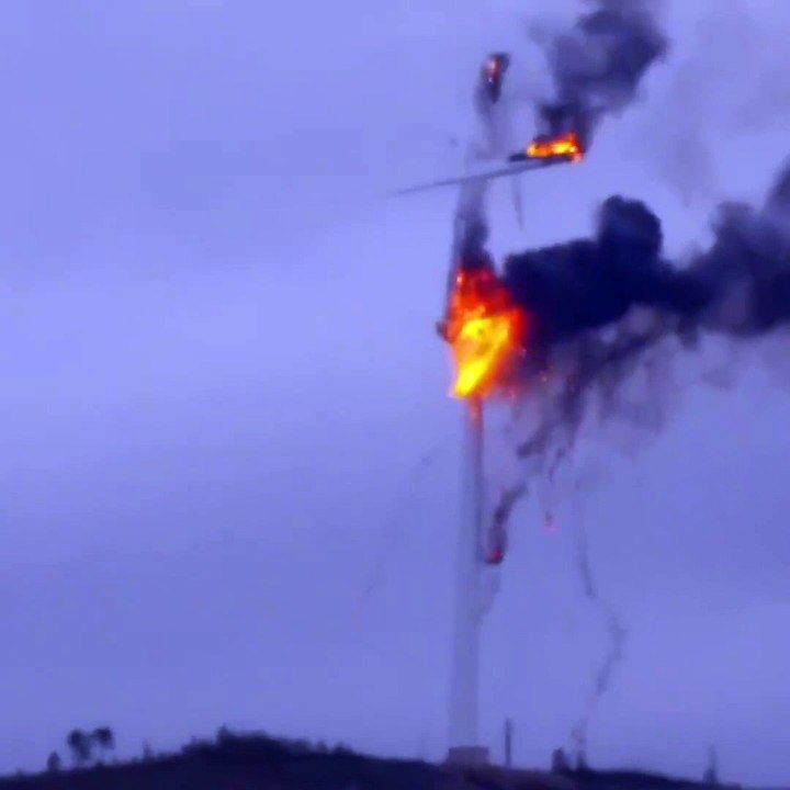 Cette éolienne prend feu et fini au sol en pleine tempête