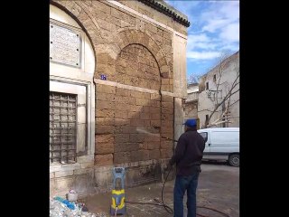 المعهد الوطني للتراث يتدخل لإزالة آثار الحروق على مستوى الواجهات الخارجية لزاوية الفلاري بالمدينة العتيقة