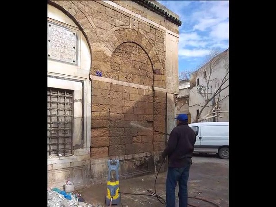 المعهد الوطني للتراث يتدخل لإزالة آثار الحروق على مستوى الواجهات الخارجية لزاوية الفلاري بالمدينة العتيقة