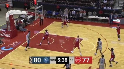 Aric Holman with the huge dunk!