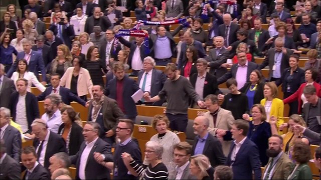 Ce n'est qu'un au revoir : le très émouvant chant d'adieu aux Britanniques après le vote du Brexit au Parlement européen