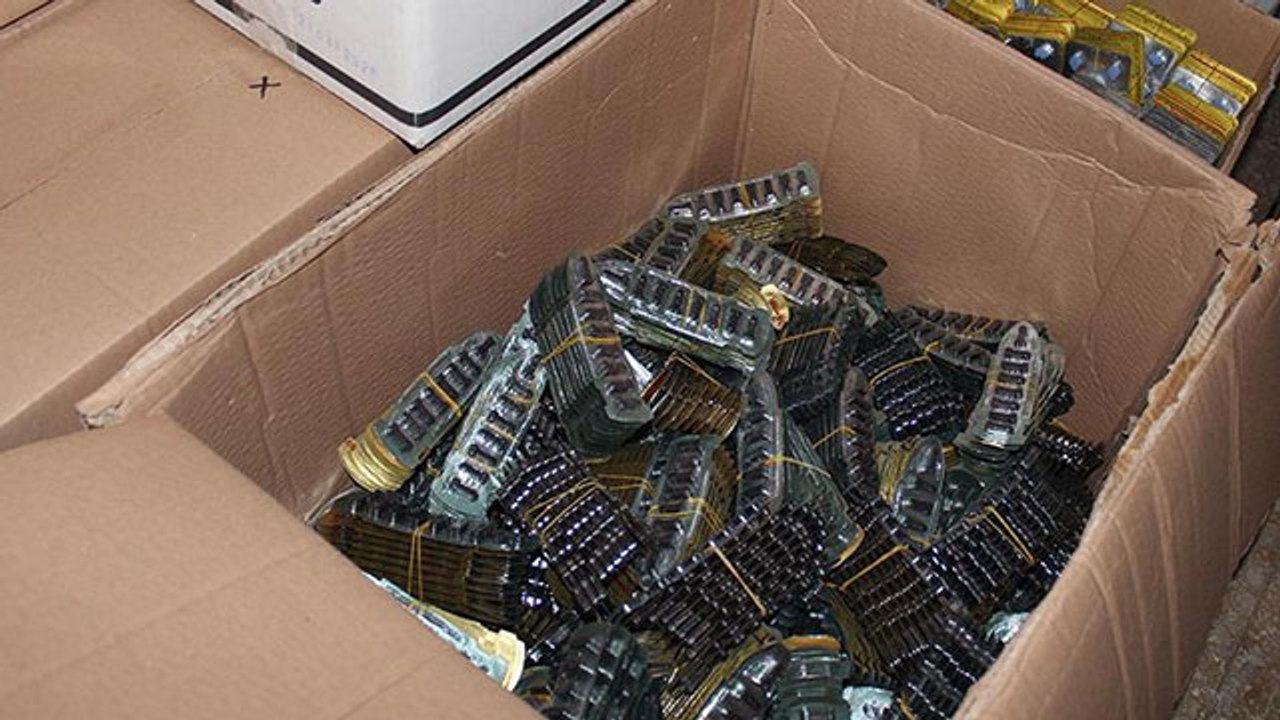 İzmir'de cinsel içerikli kaçak ürün operasyonu