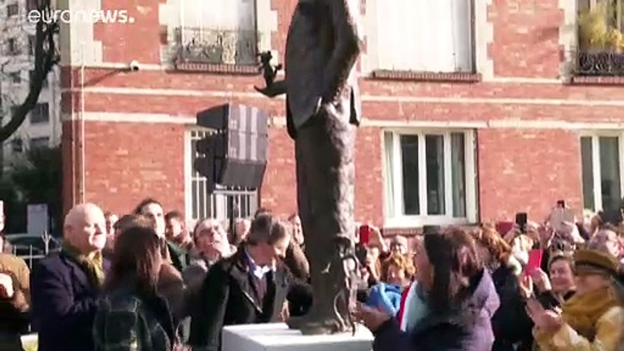 Inauguration à Paris d'une statue de René Goscinny