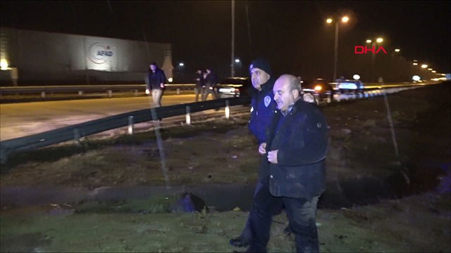 Alkollü sürücü kaza yaptı, ağacın arkasına saklandı