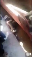 Un père protège sa fille d'un train en marche en servant de bouclier humain