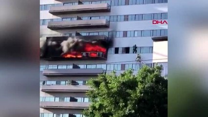 Los angeles'ta yangın çatıda mahsur kalanlar helikopter ile kurtarıldı