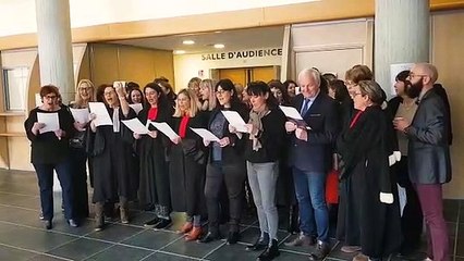 Besançon : les avocats en grève parodient un autre monde de Téléphone