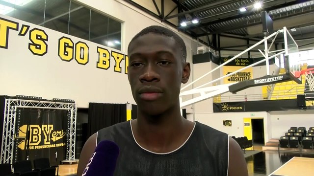 Bodian Massa avant le match de Fos Provence Basket face à Antibes