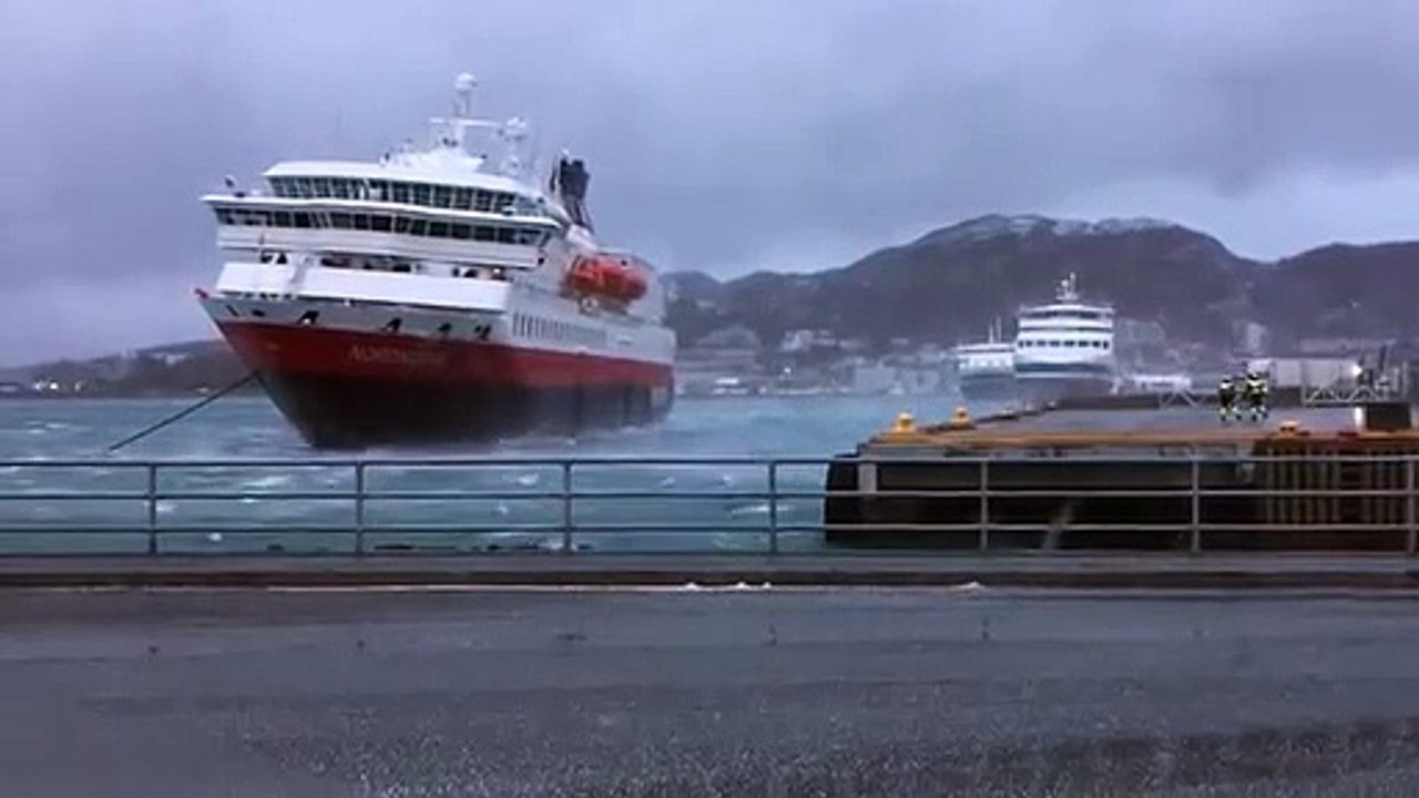Un bateau de croisière heurte un quai en Norvège poussé par des vents violents