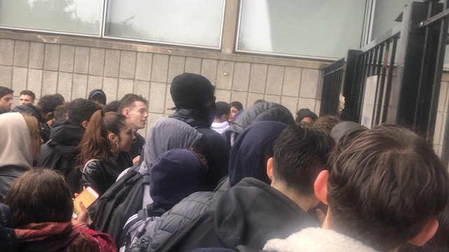 Réforme du bac: Manifestation des élèves devant le lycée Touchard-Washington