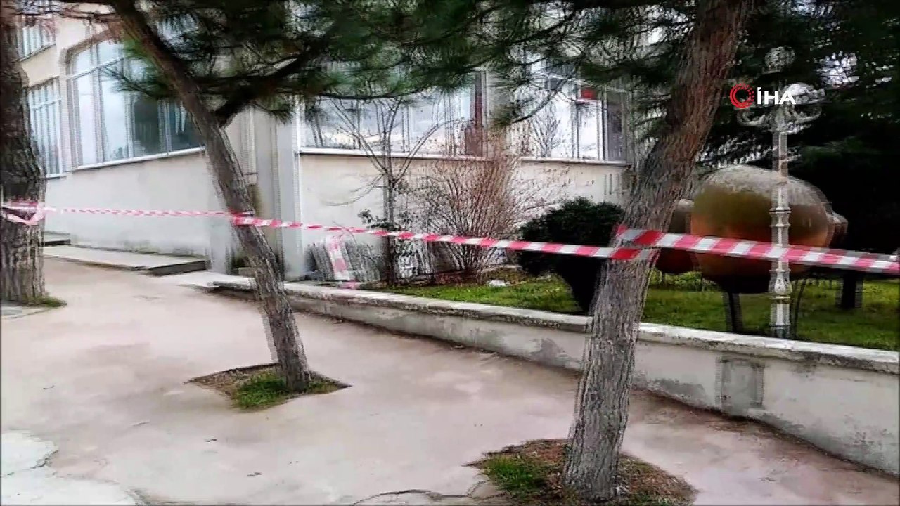 Şiddetli fırtına 'Malkara Kültür Sarayı' çatısına hasar verdi