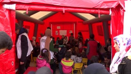 İstanbul'dan gönüllü gelen piyano öğretmeni depremden etkilenen çocuklara moral veriyor