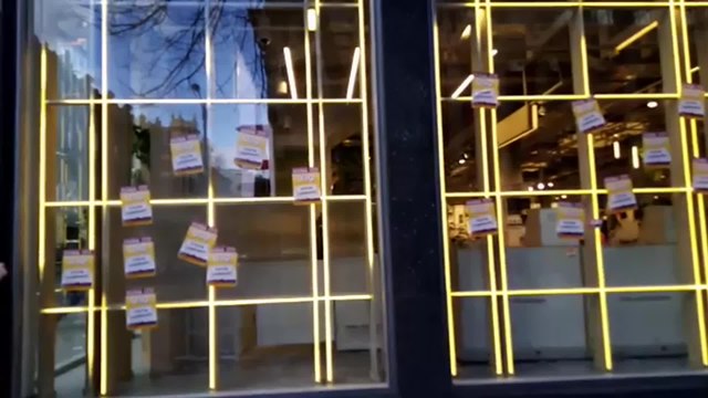 Octavillas y pegatinas en establecimientos por la huelga general