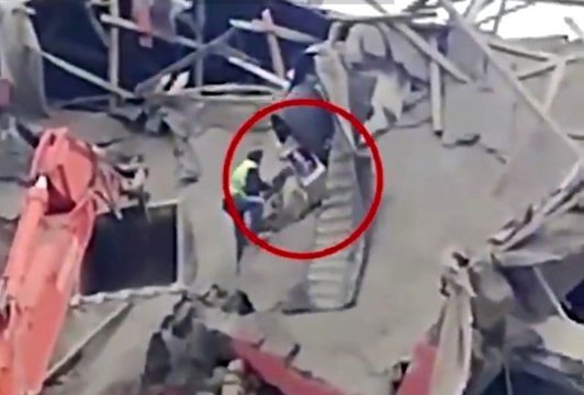 Yıkım sırasında Atatürk resmini fark eden ekipler, çalışmayı durdurdu