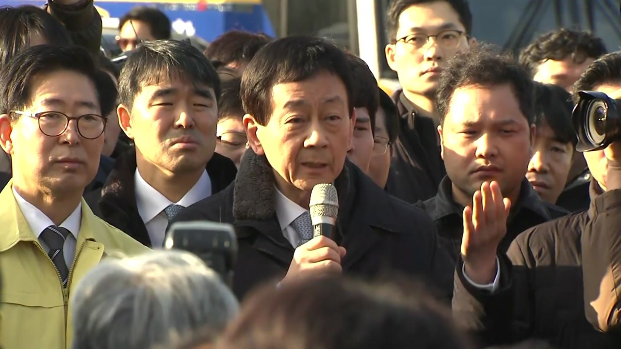 진영 행안부 장관 아산 방문...주민 거세게 항의 / YTN