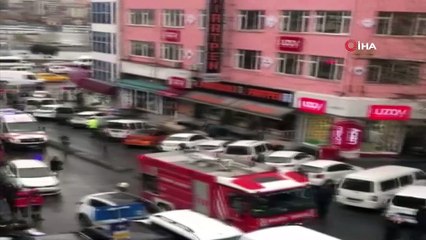 Eminönü'nde kırtasiye malzemeleri satan iş yerinin deposunda yangın çıktı