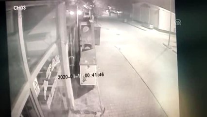 Polis aracıyla otomobilin çarpışması güvenlik kamerasına yansıdı
