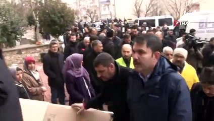 Bakan Kurum Depremde Hasar Gören Mahallelerde İncelemede Bulunuyor
