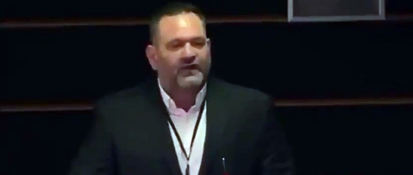 Türk bayrağını yırtan alçak Yunan vekil sabıkalı çıktı!